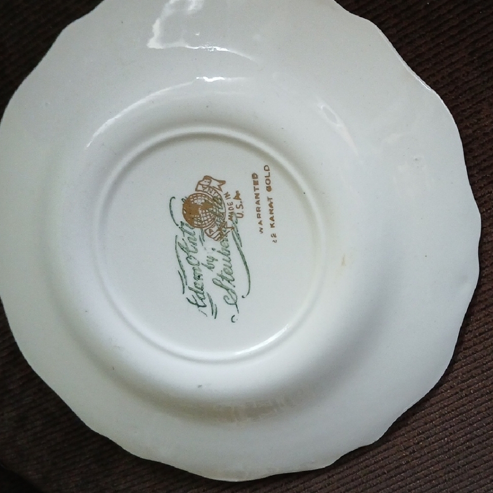 Elegant Ivory Dinner Plate with Gold Trim
